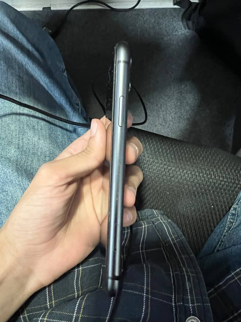 Apple iPhone 11 4