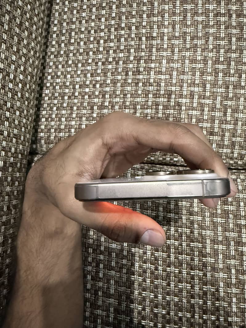 Apple iPhone 16 Pro Max 2
