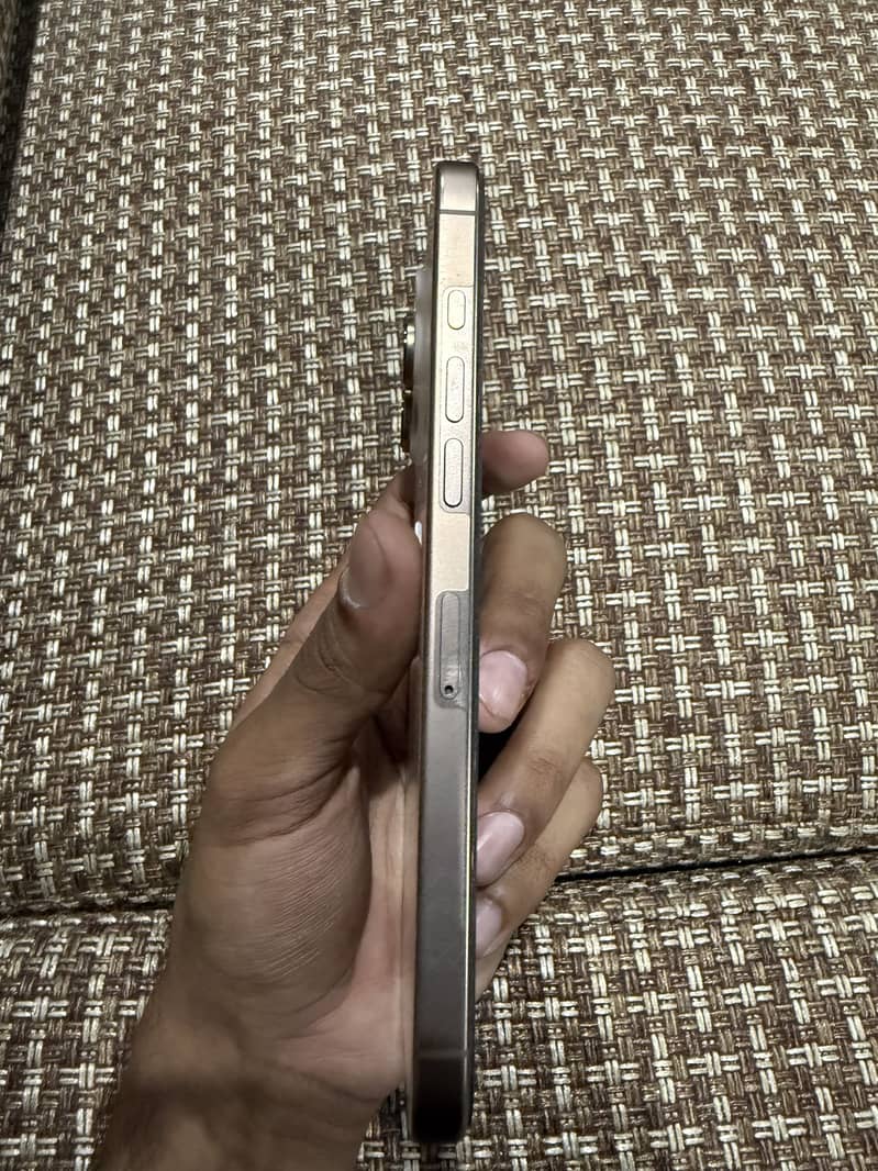 Apple iPhone 16 Pro Max 4