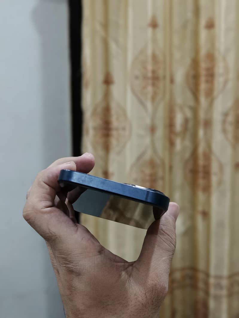 Apple iPhone 13 2