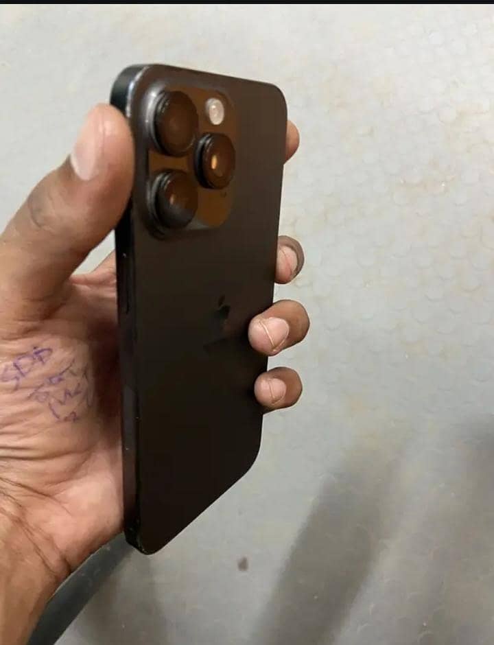 Apple iPhone 15 Pro Max 4