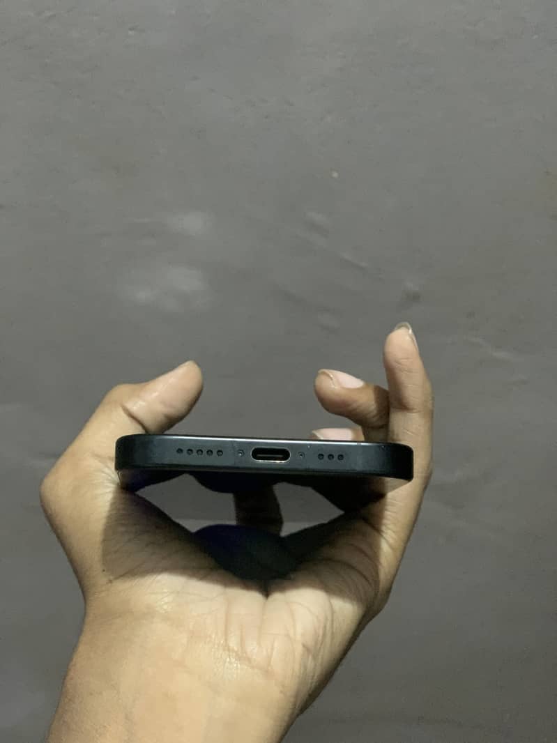 Apple iPhone 16 Pro 3