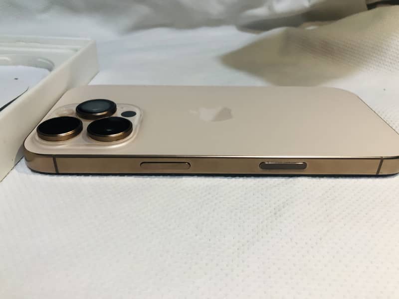 Apple iPhone 16 Pro 3