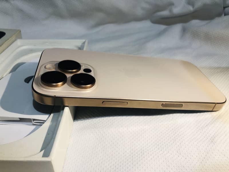 Apple iPhone 16 Pro 4