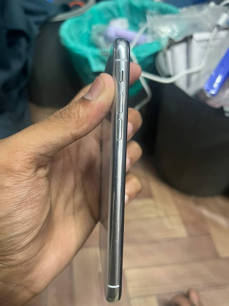 Apple iPhone X 4