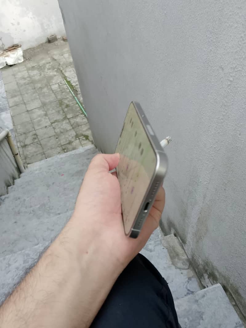 Apple iPhone 15 Pro Max 2