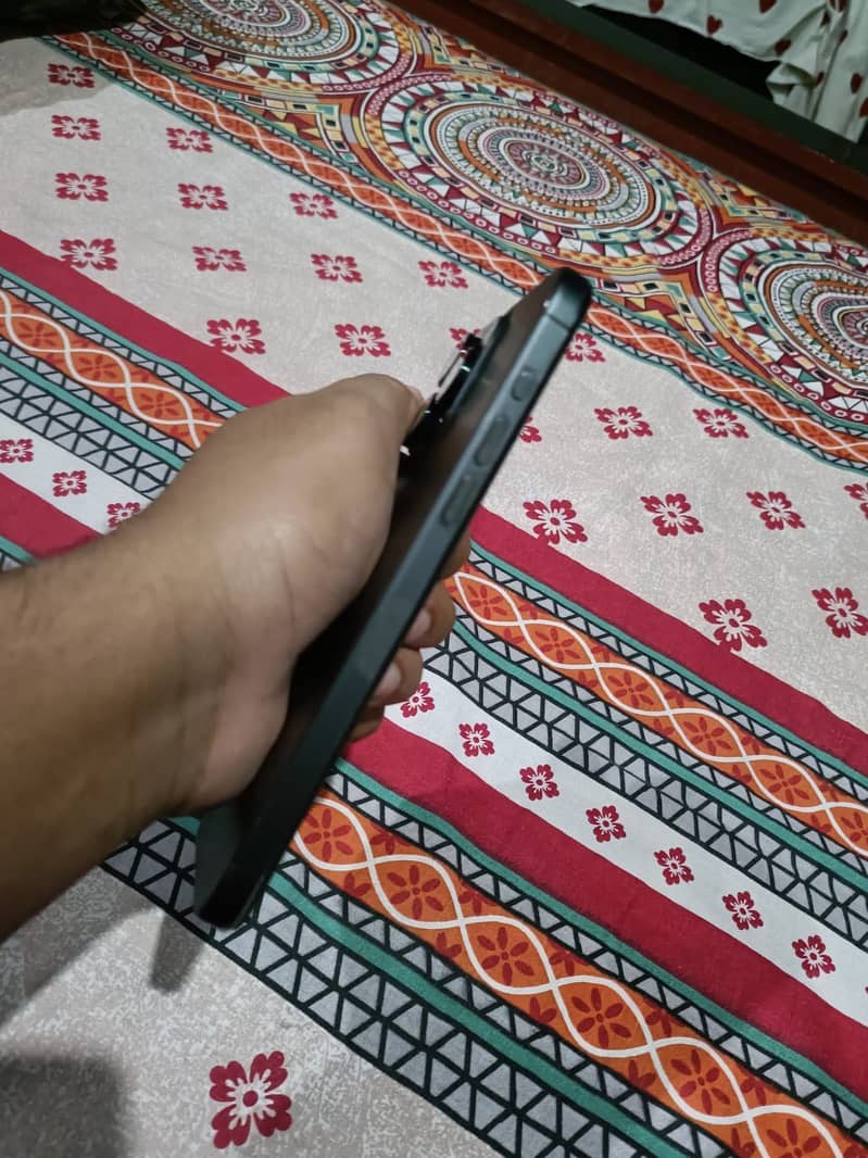 Apple iPhone 15 Pro Max 4