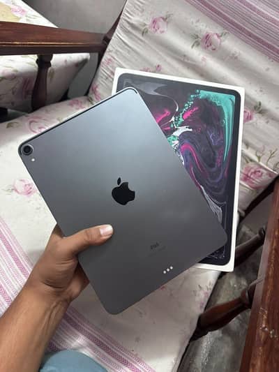 IPAD PRO 11. inch 256 jb with box  10/10