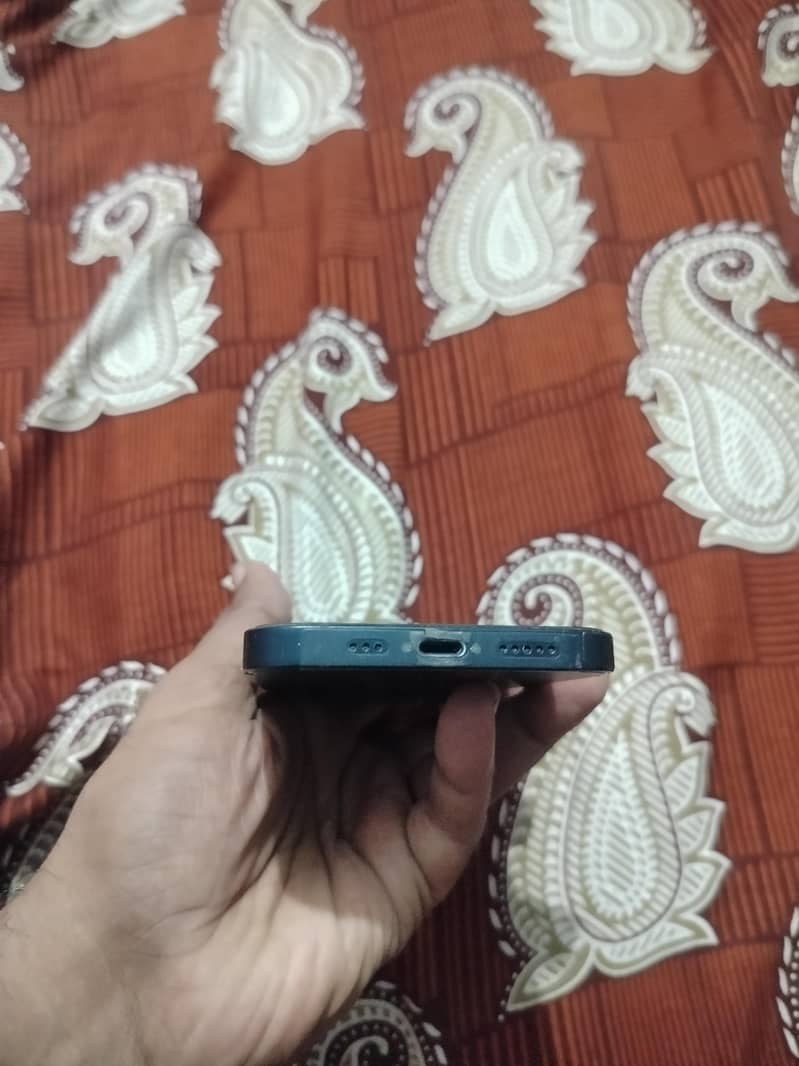 Apple iPhone 13 4
