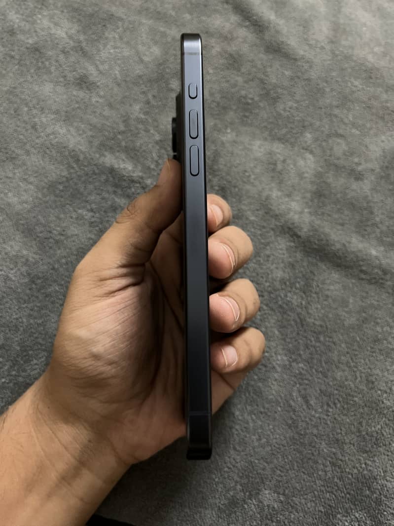 iPhone 15 Pro Max 2