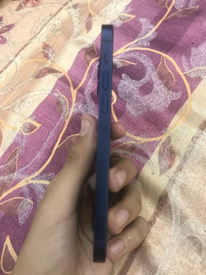 Apple iPhone 12 4