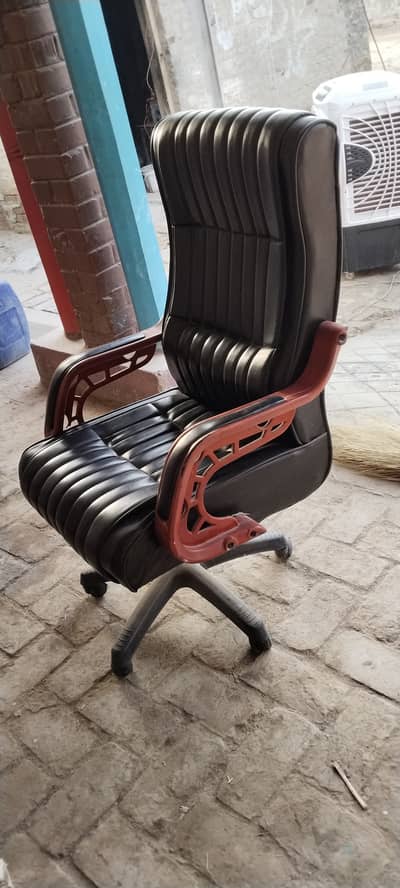 Office chair, leather office chair, comfortable boss chair.