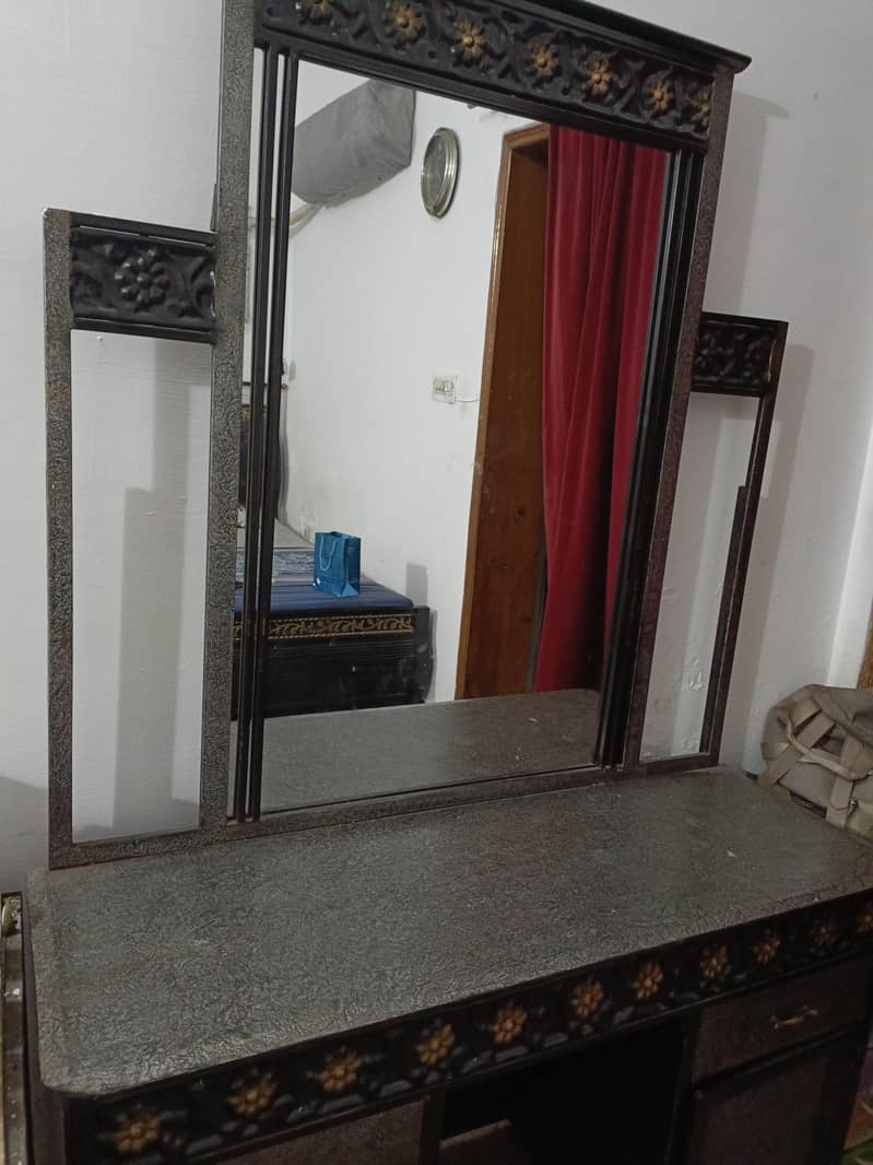 Metallic dressing table 0