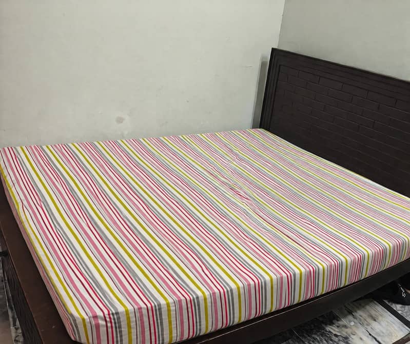 Queen Size Bed 0