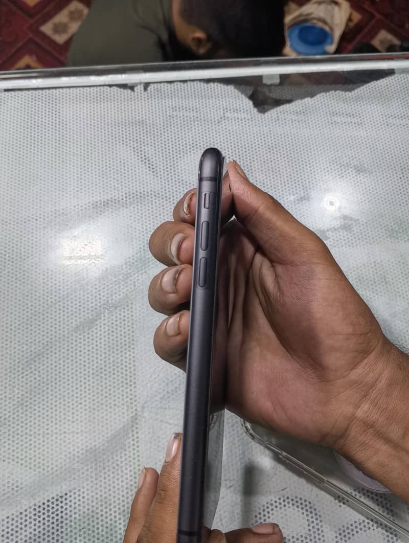 Apple iPhone 11 4