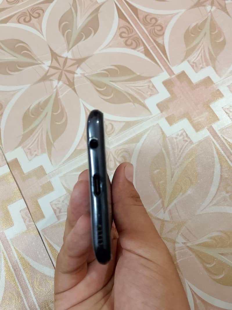 Samsung Mobile A40 6