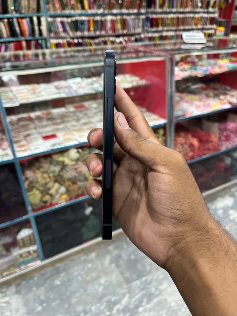 Apple iPhone 12 4