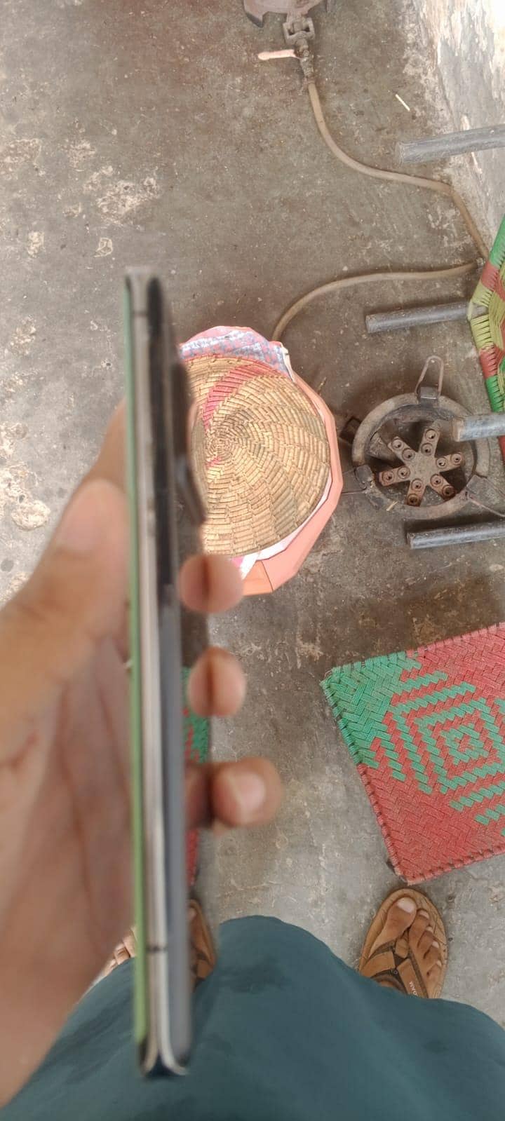 Sharp Aquos R6 0