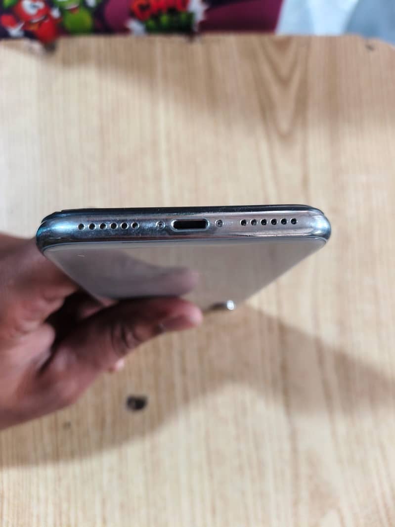 Apple iPhone X 4