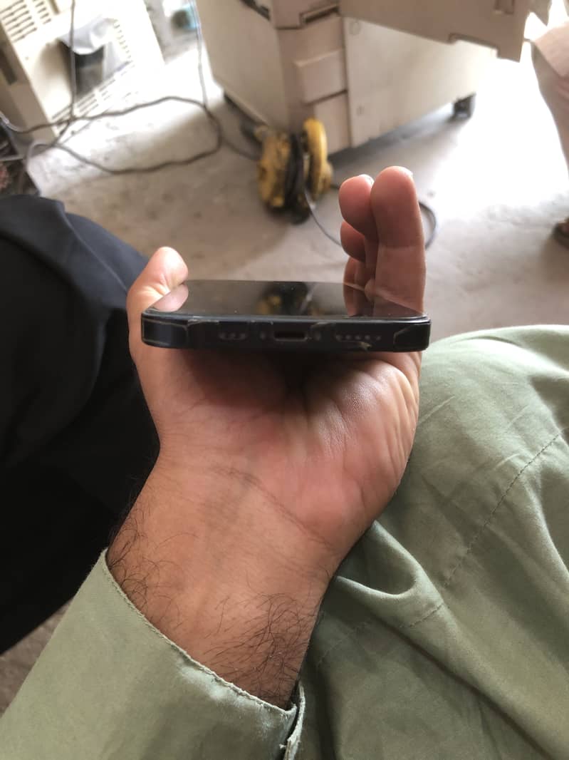 Apple iPhone 12 4