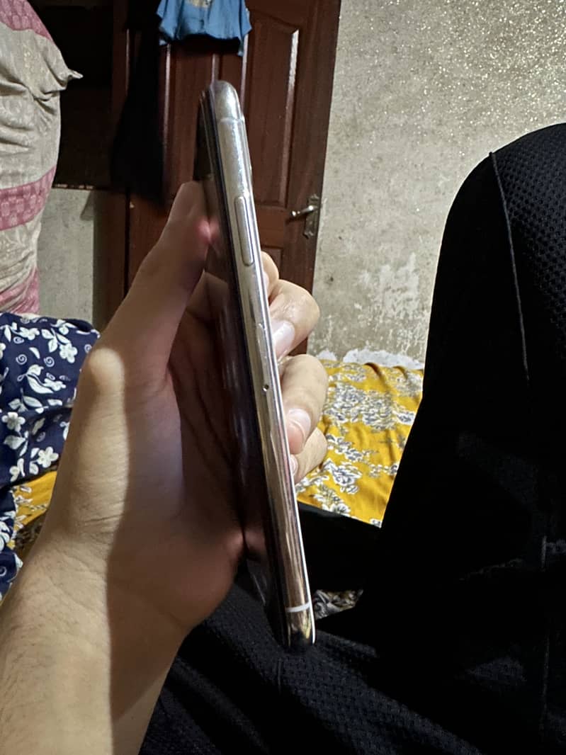Apple iPhone X 4