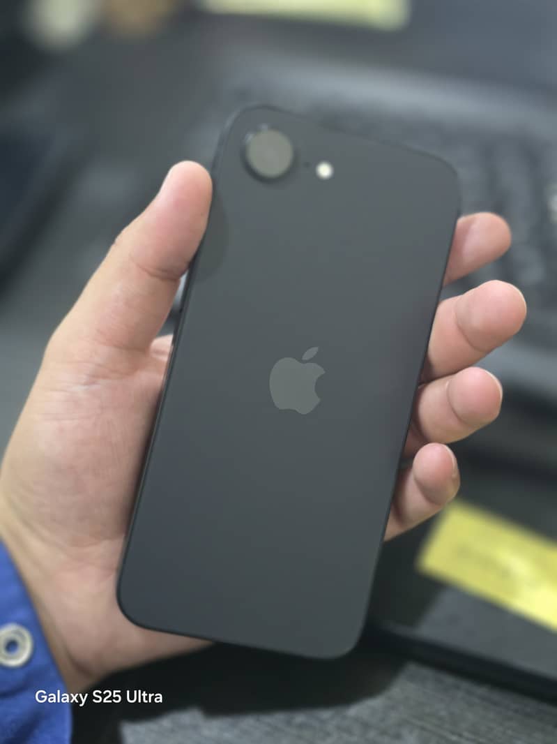 Apple iPhone 16e 1