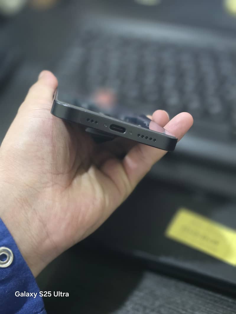 Apple iPhone 16e 2