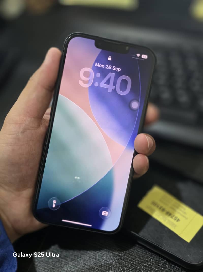Apple iPhone 16e 3