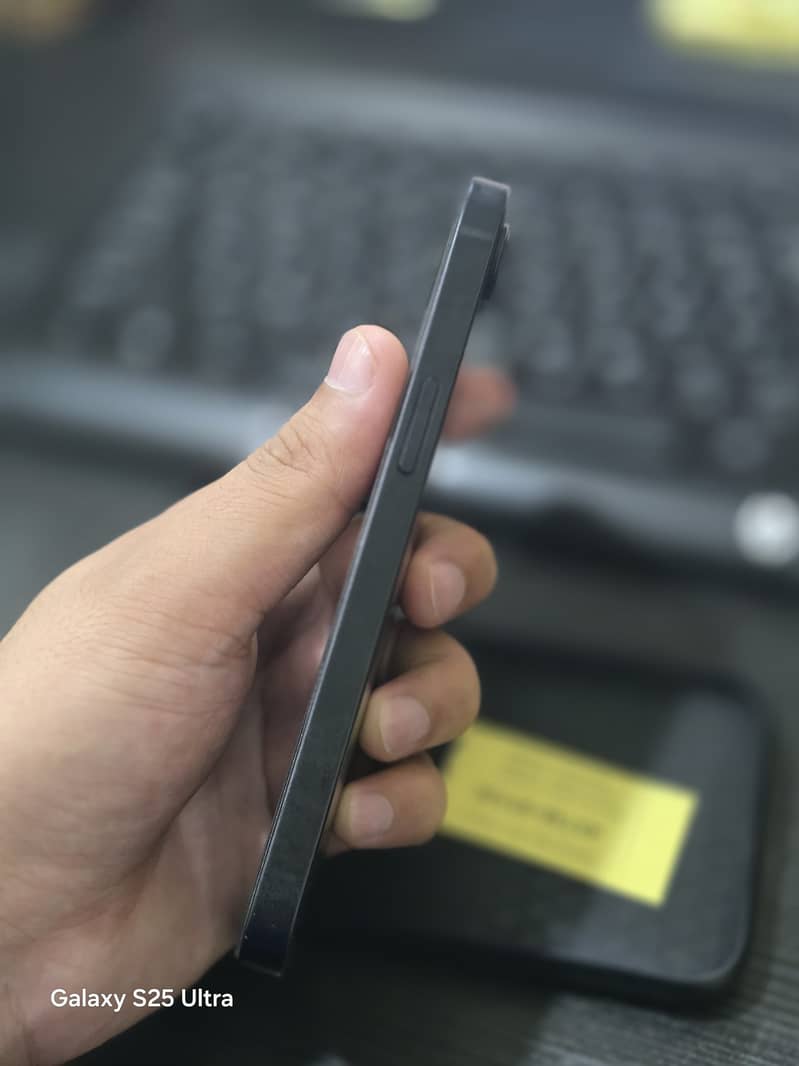 Apple iPhone 16e 4