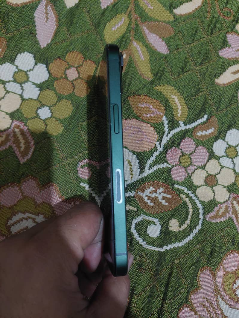 Apple iPhone 13 2