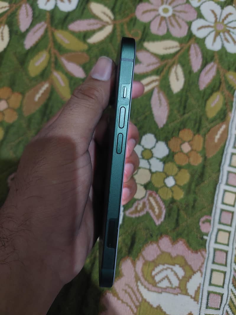 Apple iPhone 13 4
