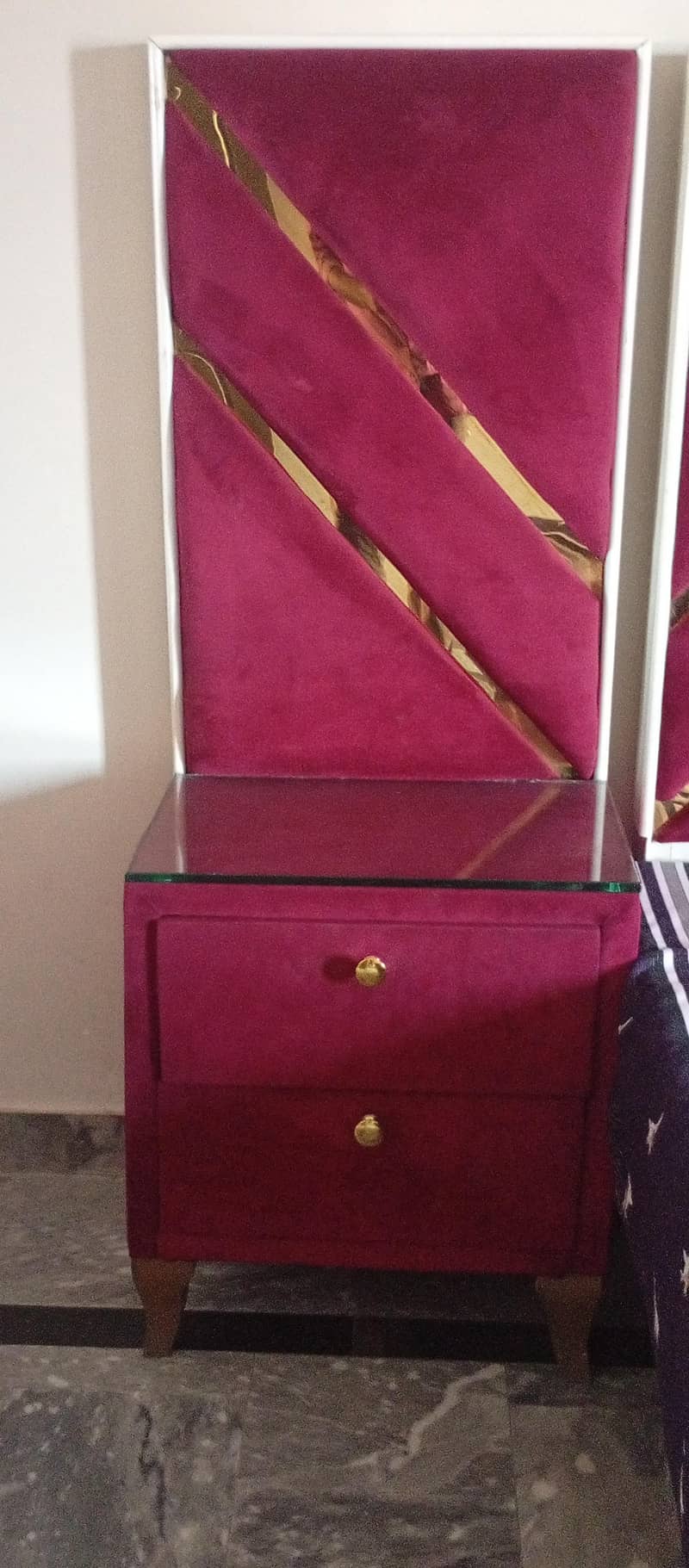 1 bed or 1 dressing table 2 side table 2