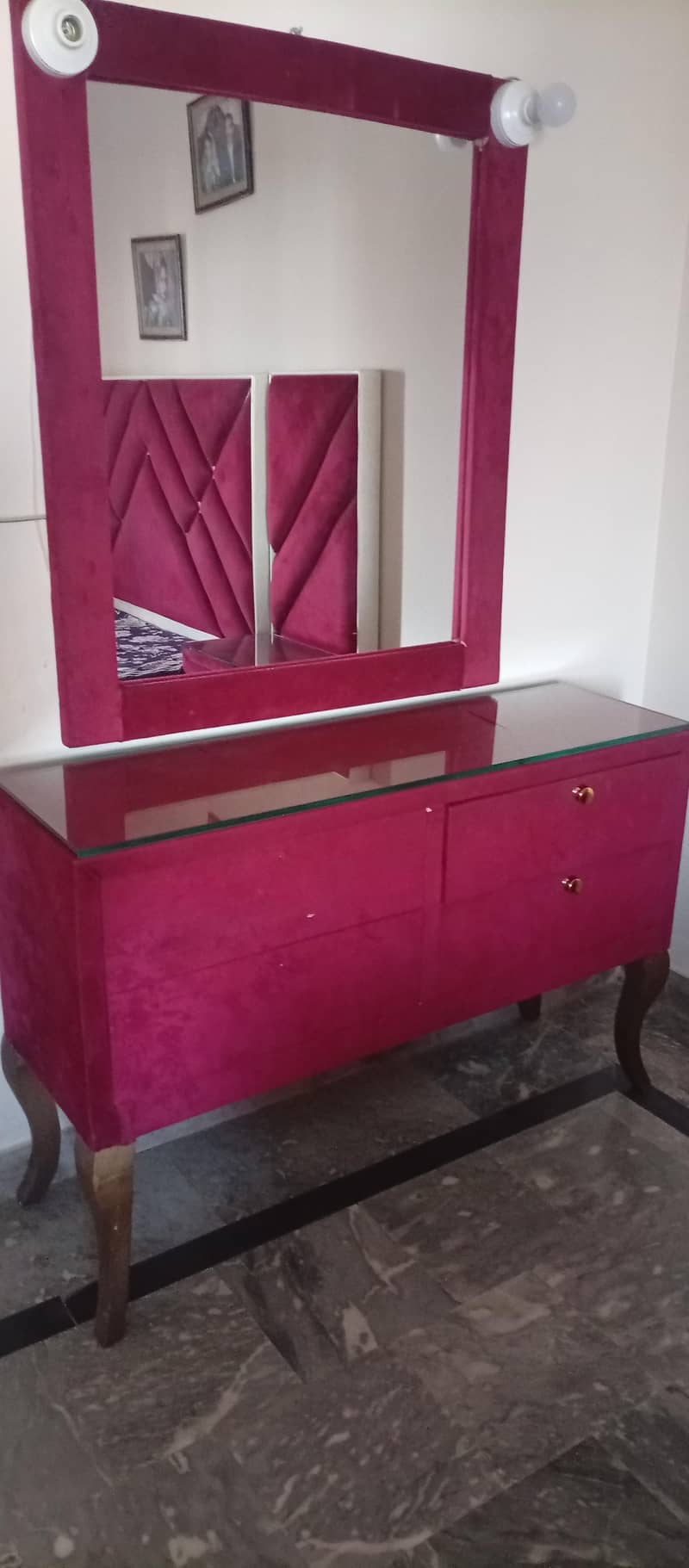 1 bed or 1 dressing table 2 side table 3