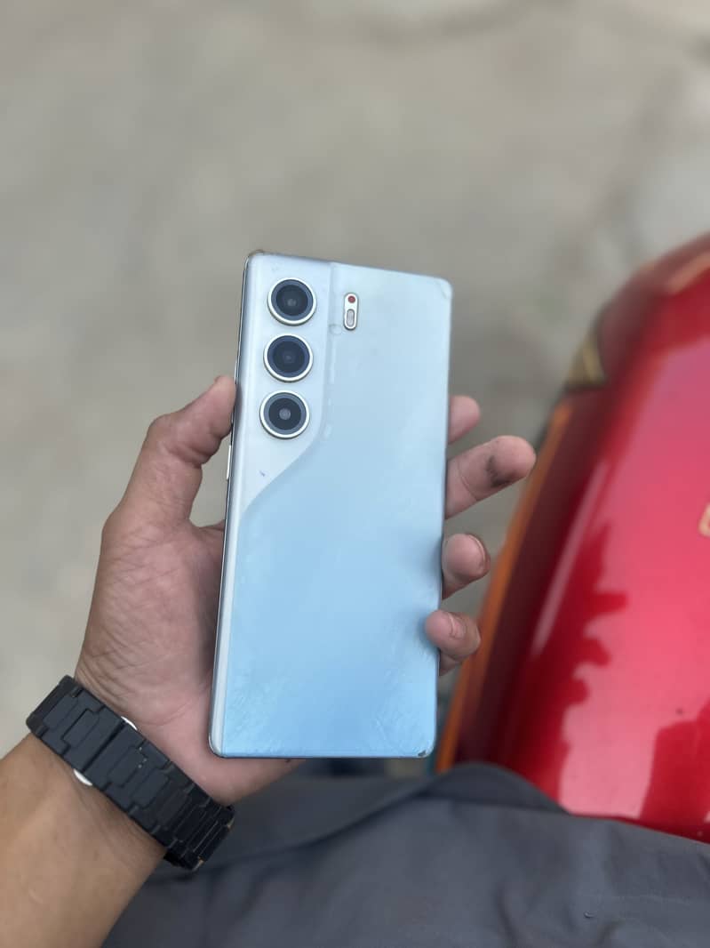 Tecno CAMON 40 Pro 1