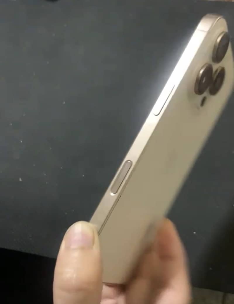 Apple iPhone 16 Pro 1