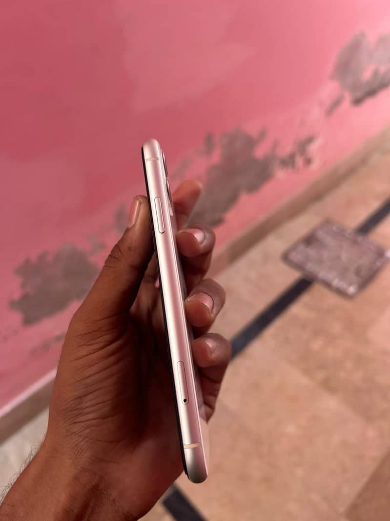 Apple iPhone 11 4