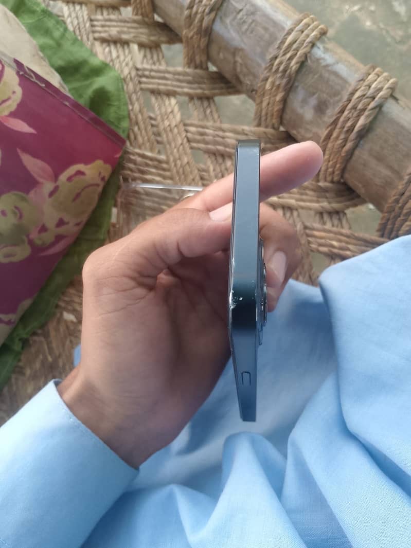 Apple iPhone 13 0