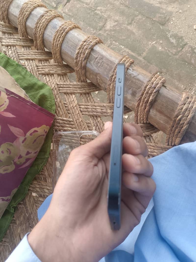 Apple iPhone 13 5
