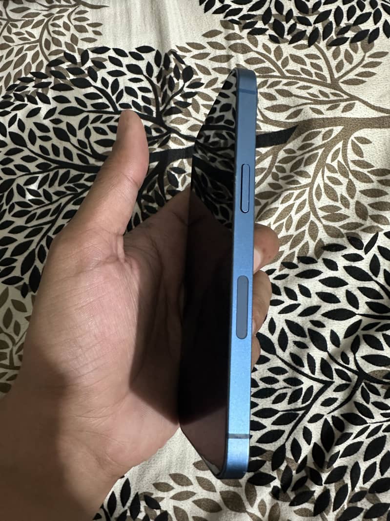 Apple iPhone 13 4