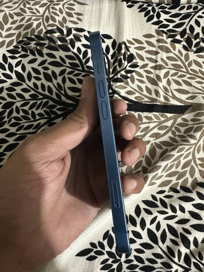 Apple iPhone 13 5