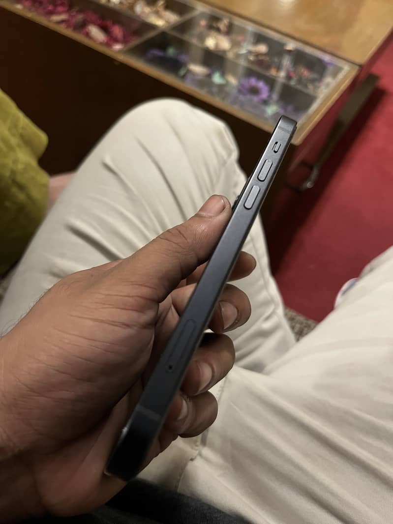 Apple iPhone 12 4
