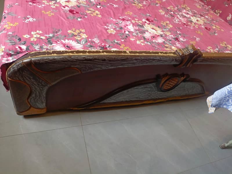 good condition bed, dressing, side table 0