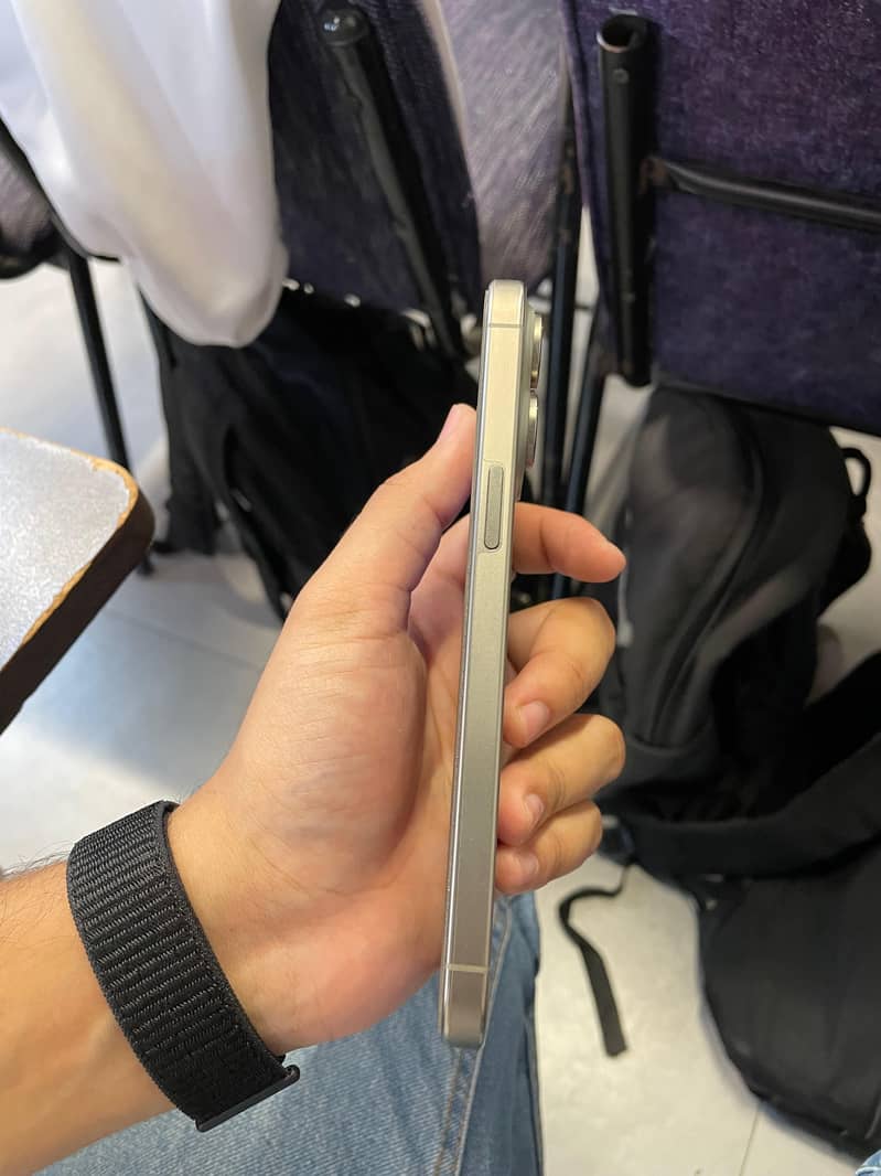 Apple iPhone 15 Pro Max 4