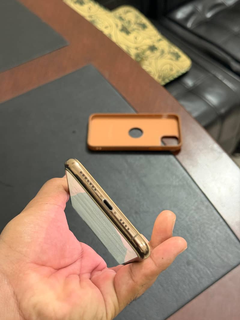 Apple iPhone 11 Pro Max 4