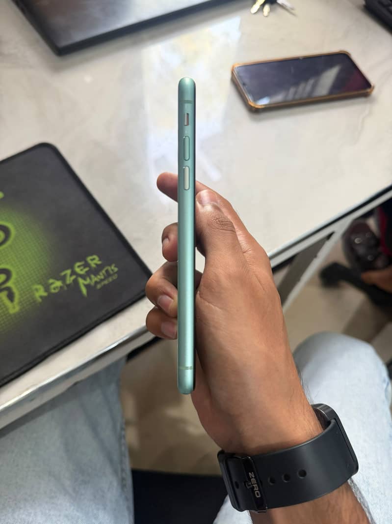 Apple iPhone 11 4