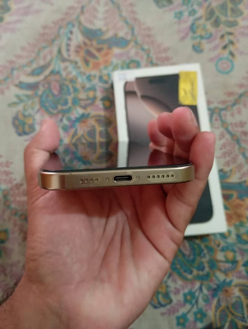 Apple iPhone 16 Pro Max 0