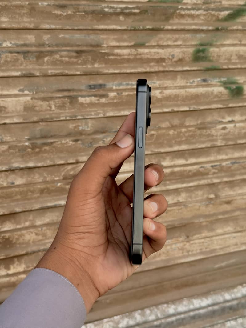 Apple iPhone 15 Pro Max 4