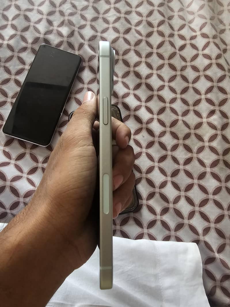Apple iPhone 15 plus 4