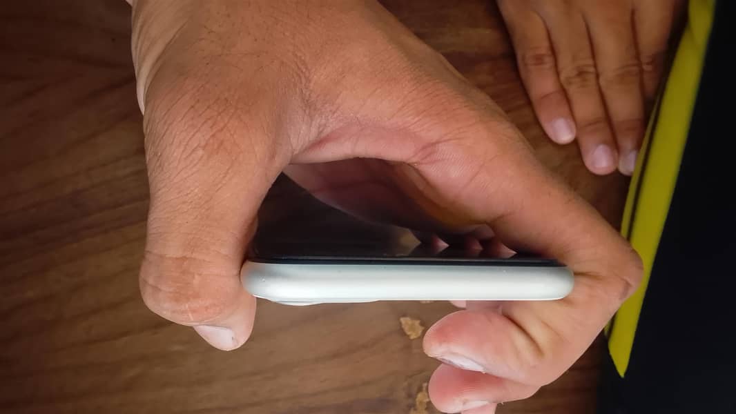 Apple iPhone 11 4