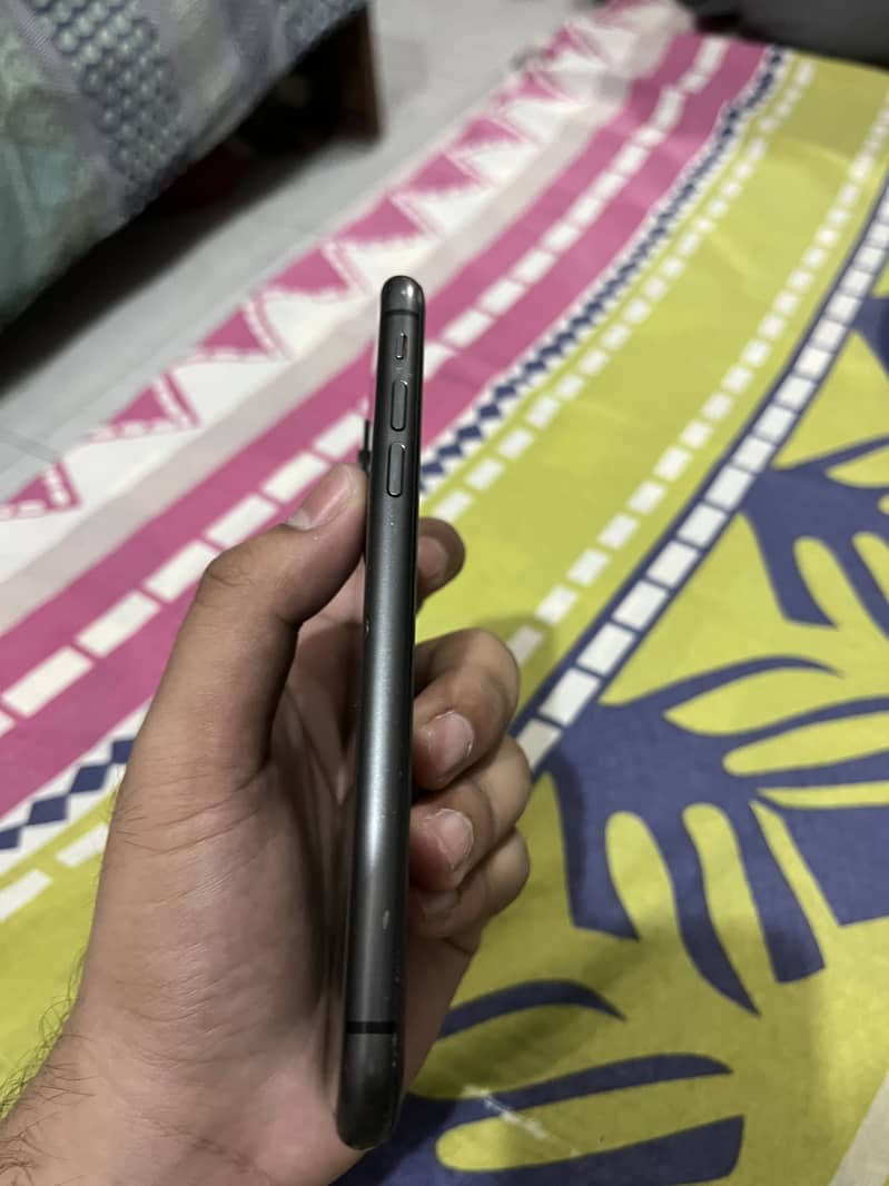 Apple iPhone 11 4